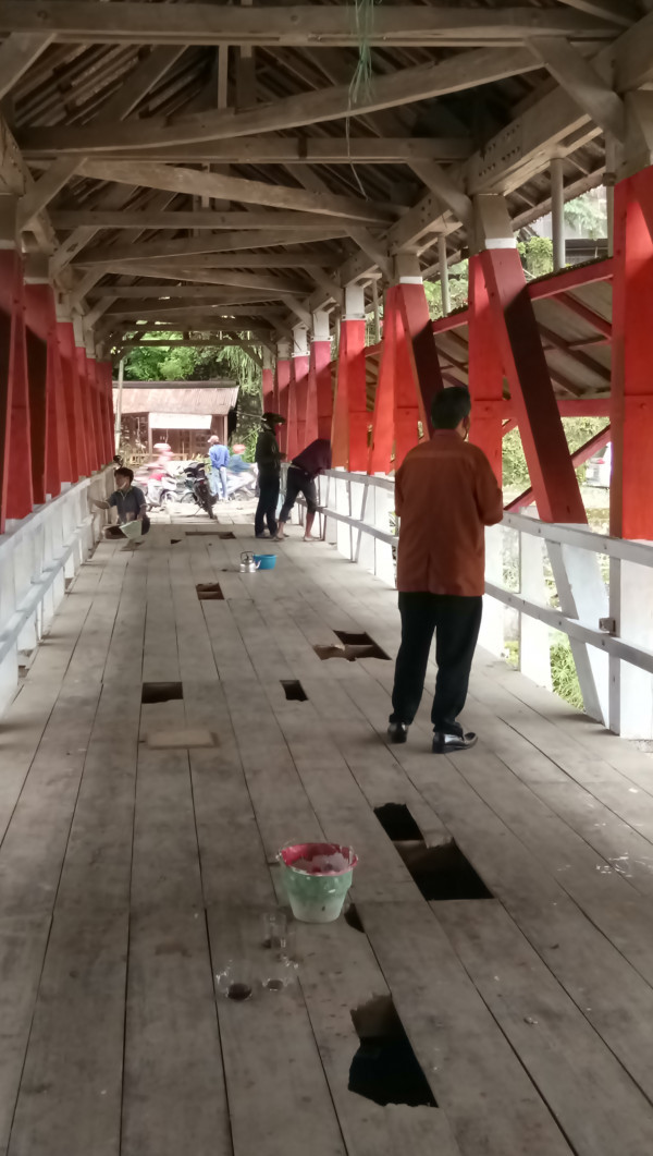 Pengecetan jembatan alang-alang